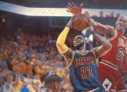 米兰真人-包含赛场厮杀激烈，实力相近展现技术对决的词条