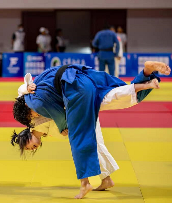 巴西选手在柔道比赛中发挥出色