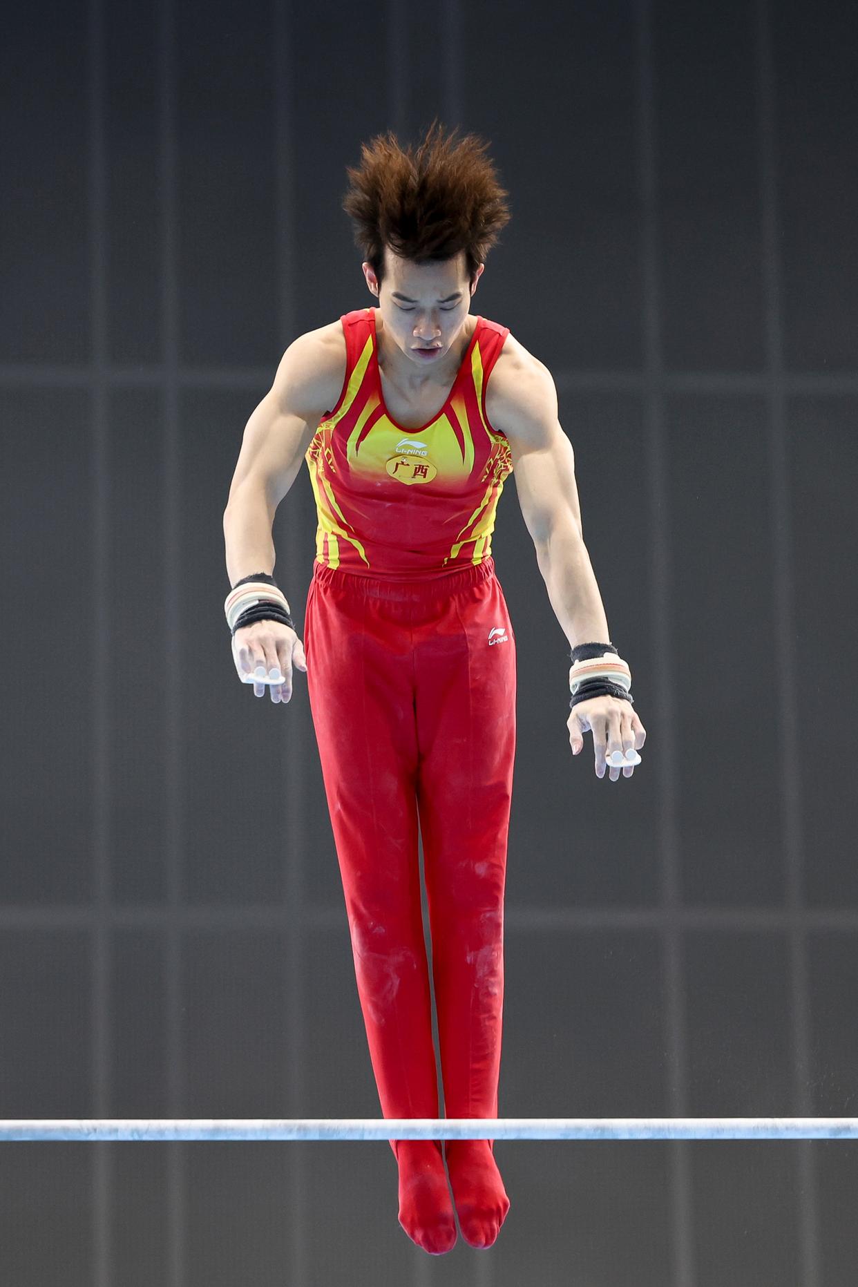 体操选手坚持练习，精益求精向金牌发起冲刺