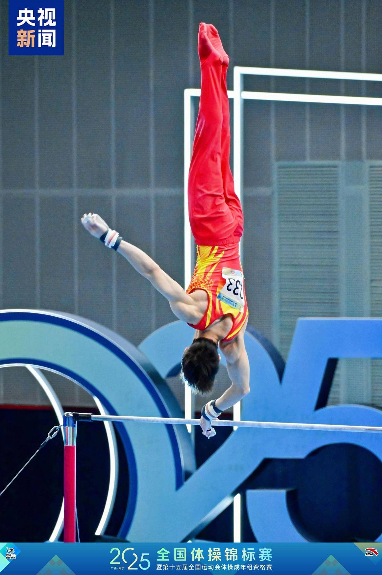 体操选手坚持练习，精益求精向金牌发起冲刺