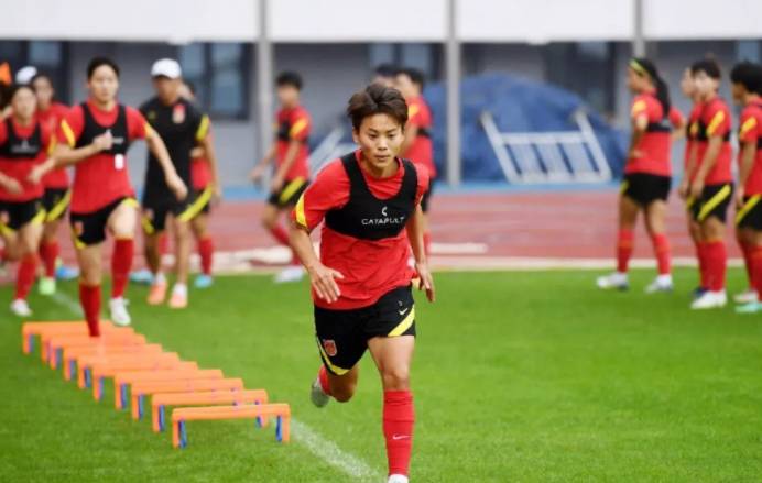 加拿大女足表现强劲，取得胜利