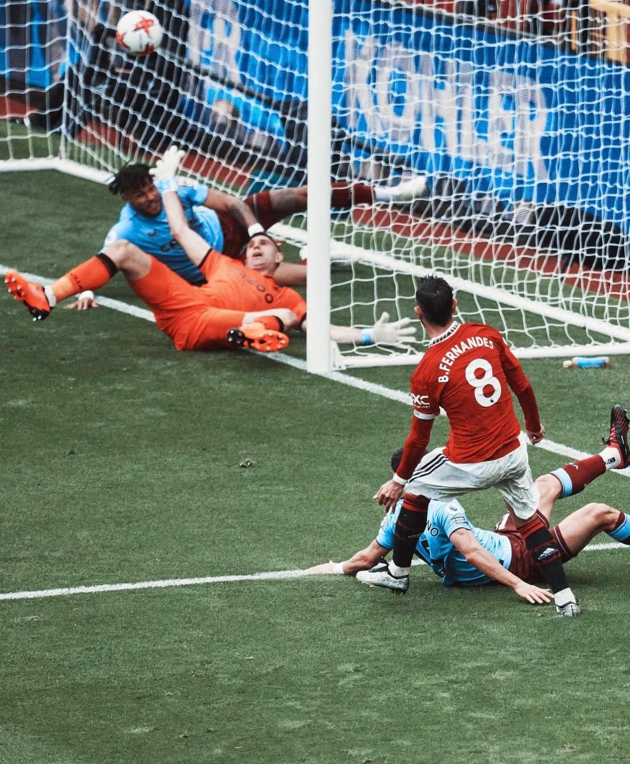 足球场上的惊险瞬间，每一个技战术都关系到赛局的胜负