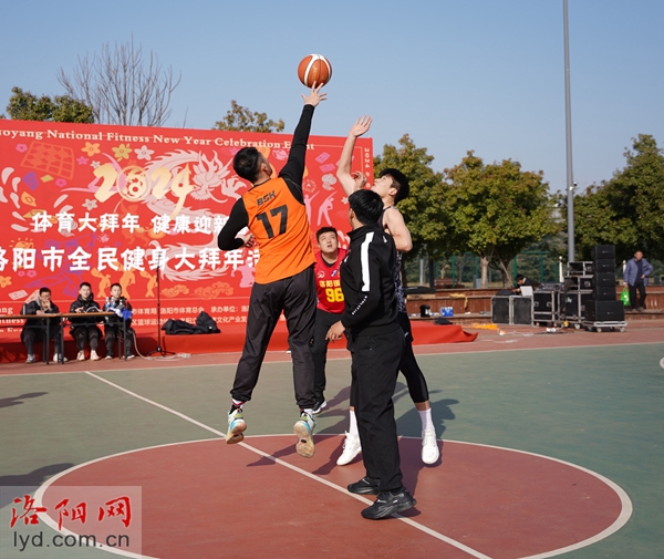 篮球赛场火爆，球员神技妙传引关注