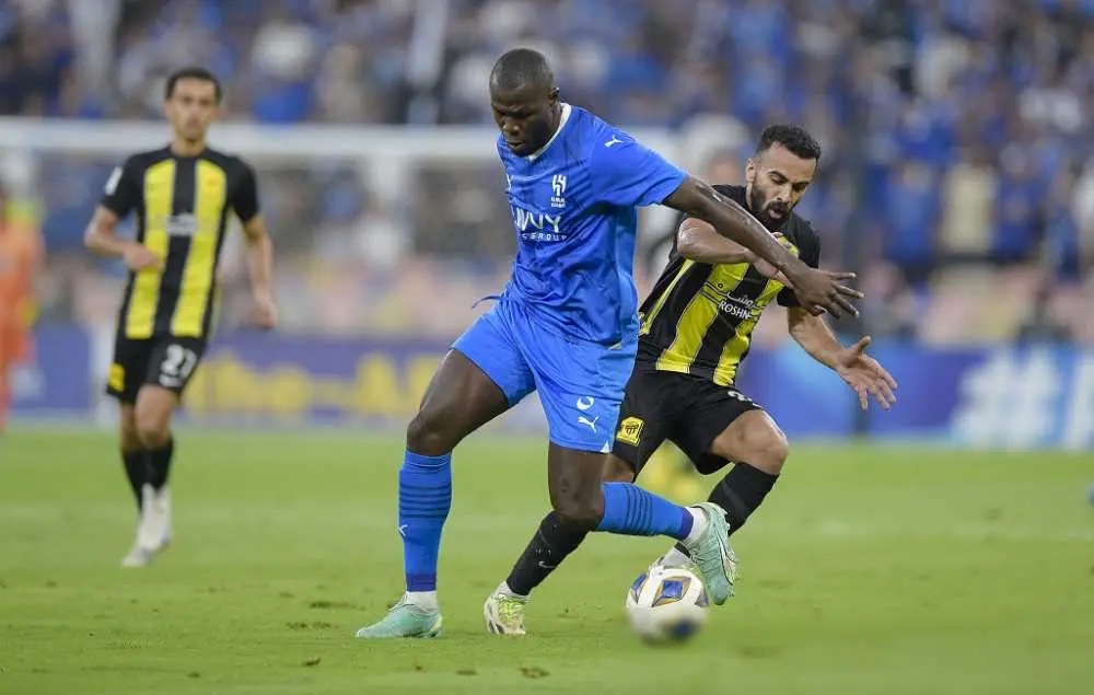 包含巴黎前锋因伤无缘下场比赛，球队应对困境的词条