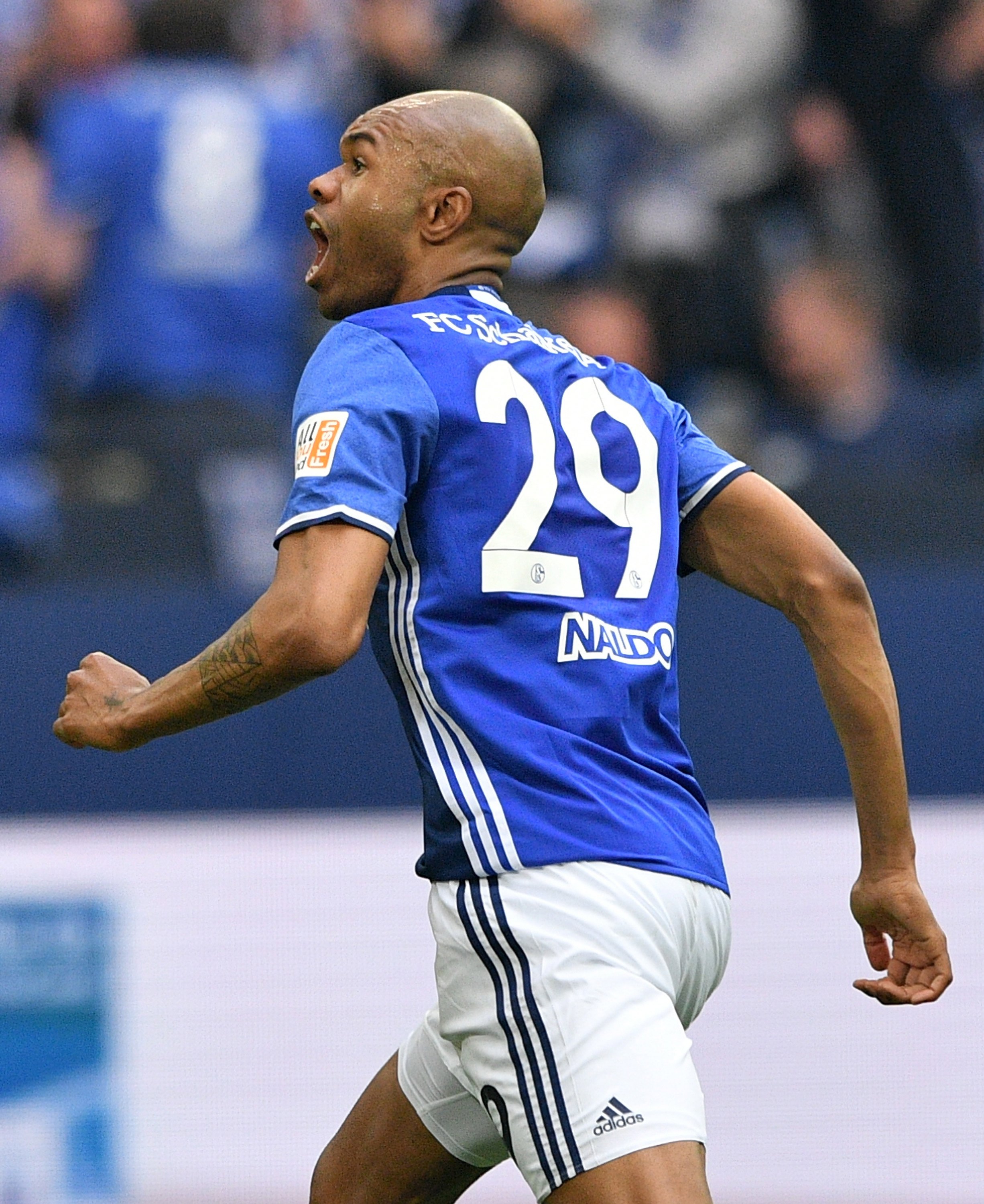 沙尔克逆转战胜多特蒙德，豪取三分