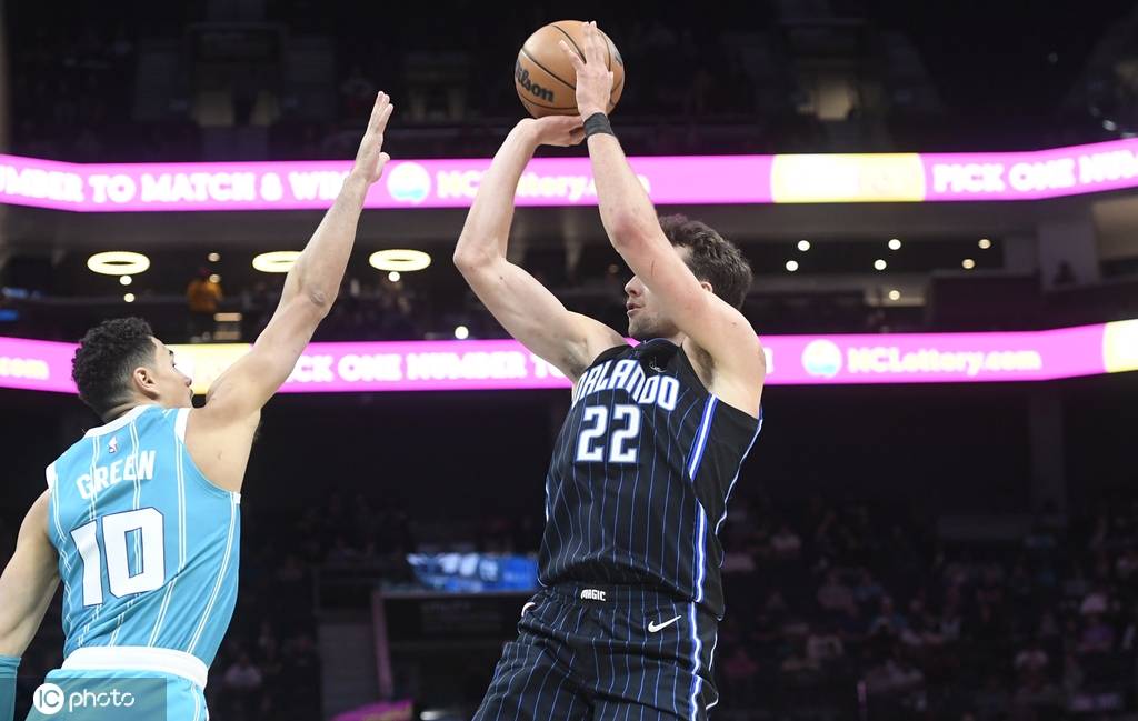 魔术险胜黄蜂，豪取连胜