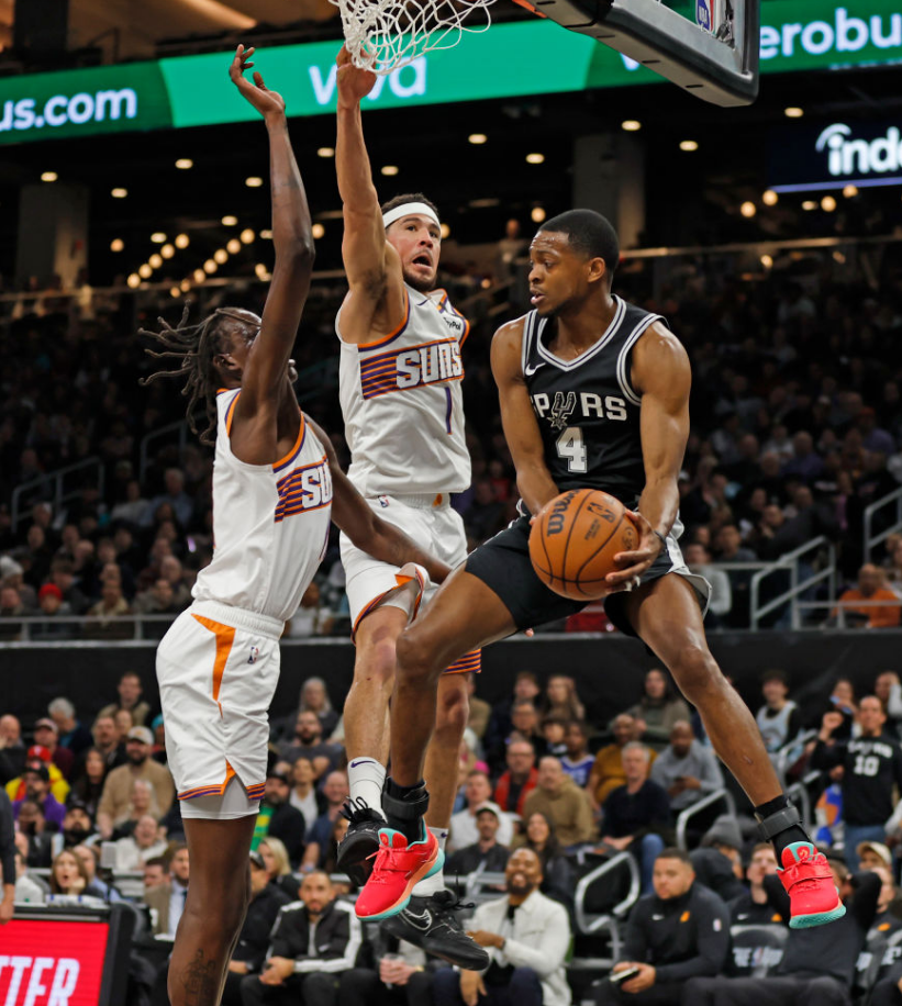 马刺主场击败猛龙,豪取五连胜 马刺主场击败猛龙,豪取五连胜