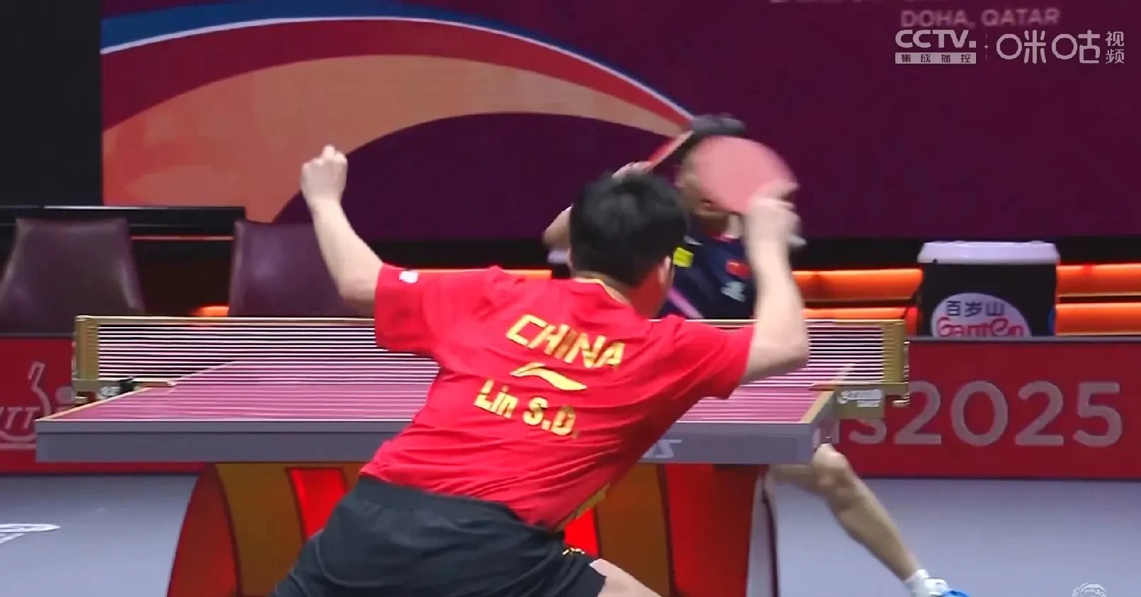 铅球比赛力量博弈，选手势均力敌